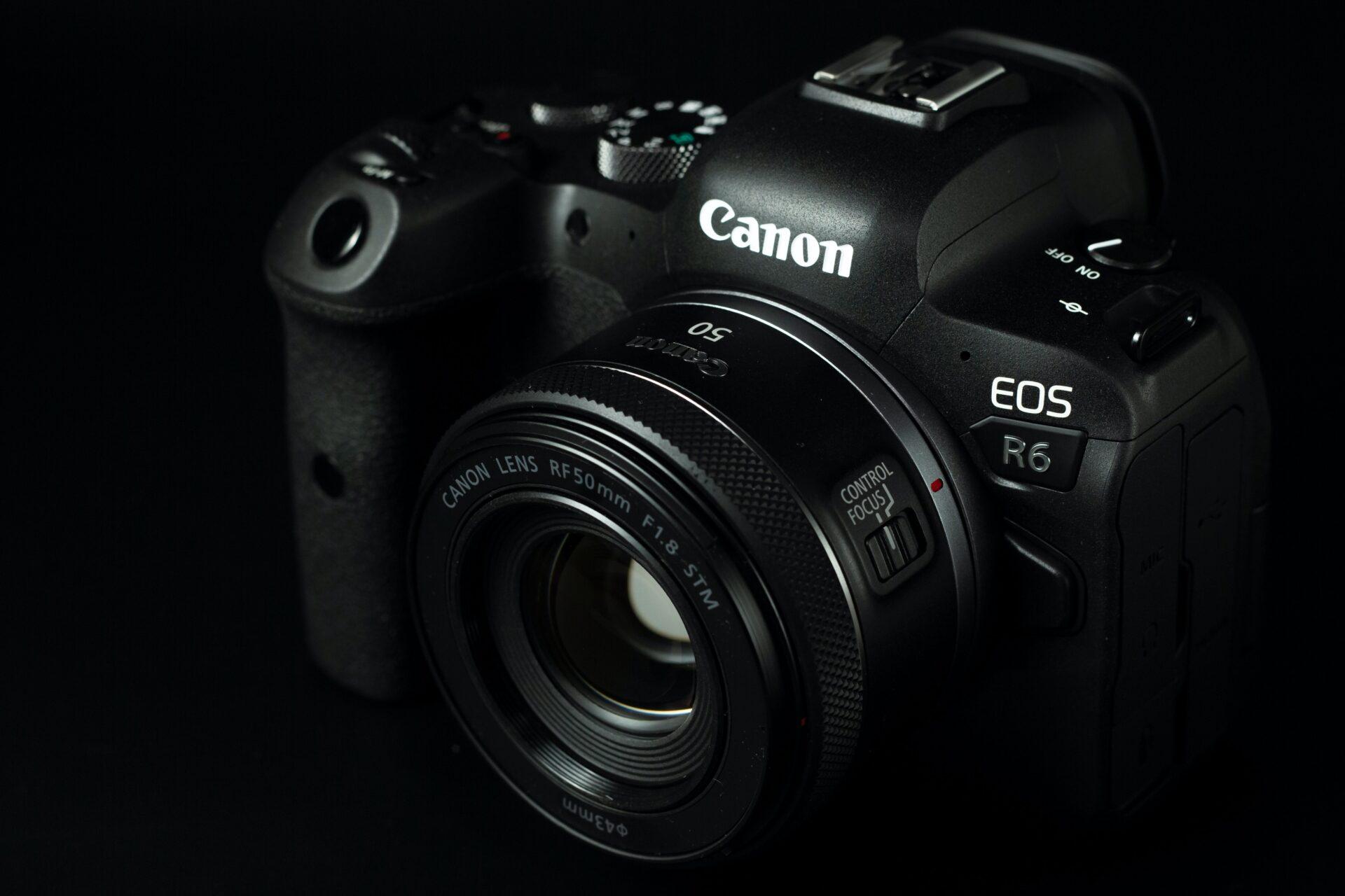 photo d'un appareil photo Reflex Canon EOS R6